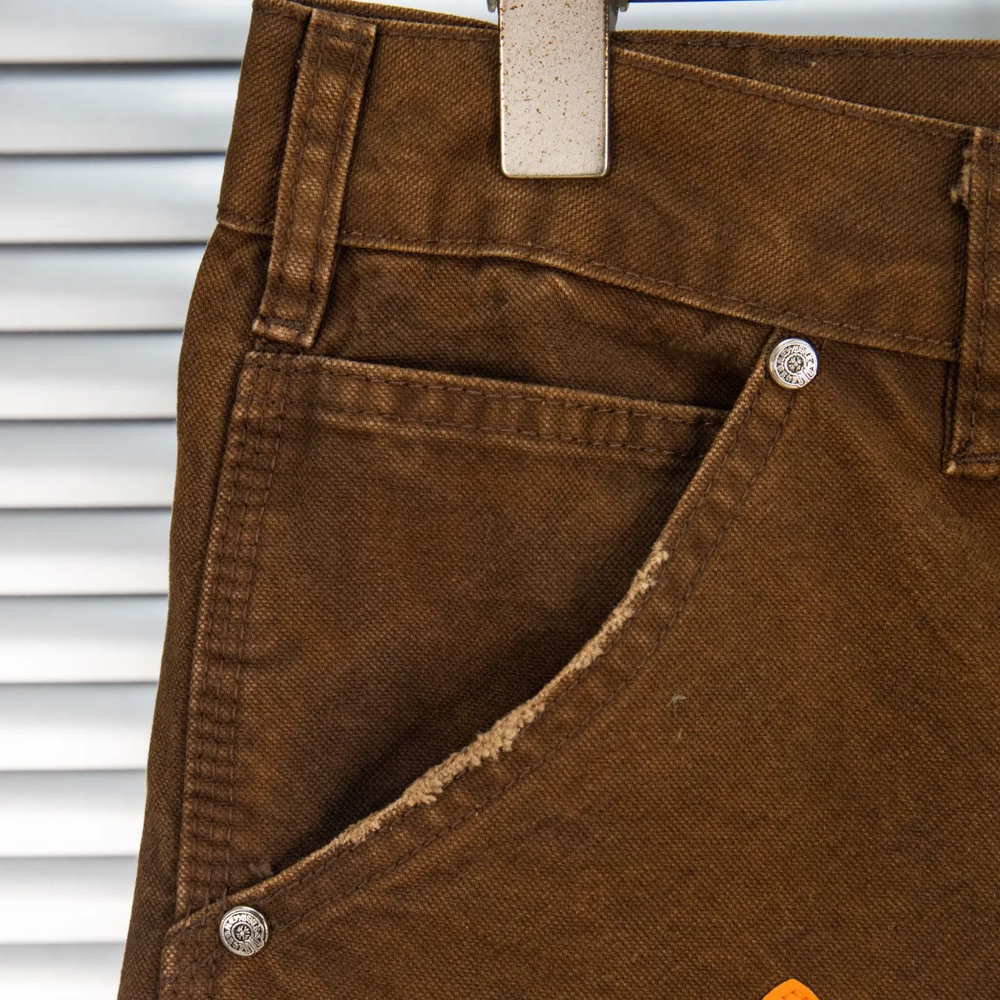 P290 Chrome Hearts Chrome Hearts Brown Logging Orange Multi-leather Jeans Multi-leather standard workwear jeans and jeans need to be washed and then disassembled and hand-stitched with sheepskin cross leather and then spliced to complete. The whole process is too complicated to describe. About Chrome Hearts This is an extremely luxurious fashion brand that can also be called the nobility of the high street. It has always been an exclusive brand for some hipsters or the second generation of rich people. Compared with ordinary high streets, it is more luxurious and noble. Compared with luxury brands, it is more fashionable and individual. It has always been a brand that I have a special liking for. Style number: 1787# Color: Brown Size: 28 30 32 34 36
